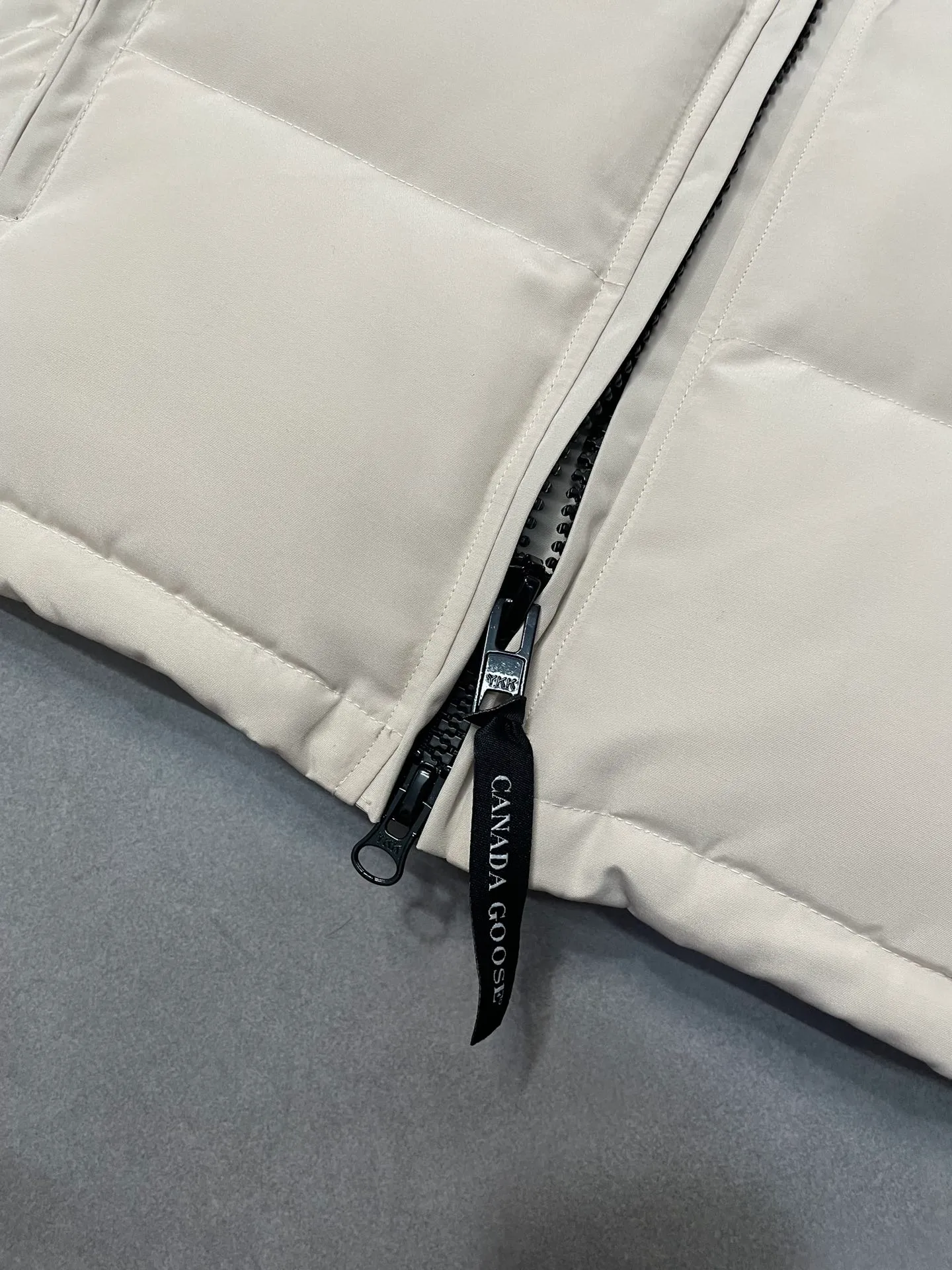 P880 off-white Canadian CANADA GOOES 04 model/women's model. The Arctic and Antarctic scientific expedition teams and others choose Canada Goose as their cold-proof equipment, the Rolls-Royce of down jackets.  ➖ Industry-leading anti-counterfeiting chip sensing.  ➖ Imported Behringer embroidery machines and customized embroidery labels, the highest level and industry leading.  ➖ Imported Korean 21-count polyester-cotton blended original fabric, TC85 waterproof coated fabric, water-repellent, windproof and wear-resistant.  ➖ The new national standard 80 white duck down is filled with an average of 520 grams of down. The amount of down filled is industry-leading.  ➖ 100% nylon lining with double double-layer sealing design to prevent velvet running, and seamless thread design on the cuffs!  ➖ Western Canadian Green Wolf Collar.  ➖ Yoshida YKK provides original factory-customized electroplated sliders. YKK two-way lockable zippers are tight and smooth and do not peel off paint.  ➖ 3M composite Velcro is durable and the accessories and hardware are all custom-made. Only for the purest goose, the most dedicated, the most professional, the highest quality, the highest cost performance!    SIZE:XS-XXL